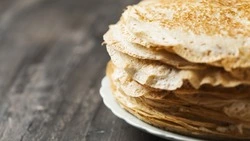 Первый день Масленицы 2024: рецепт блинов из нескольких ингредиентов 