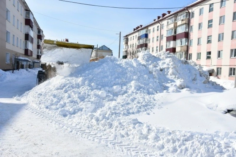На расчистке улиц в Долинском районе задействовано 15 единиц техники 