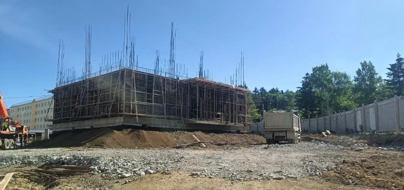 На Севастьянова возвели первый этаж нового дома 