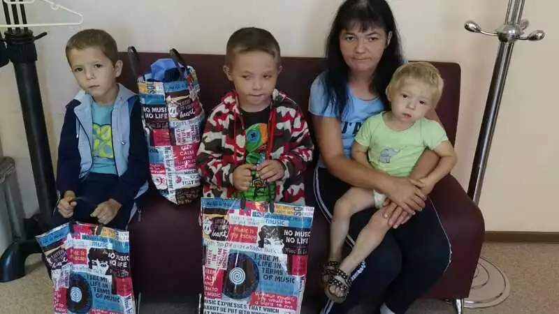 Добрые люди помогли юным долинцам собраться в школу