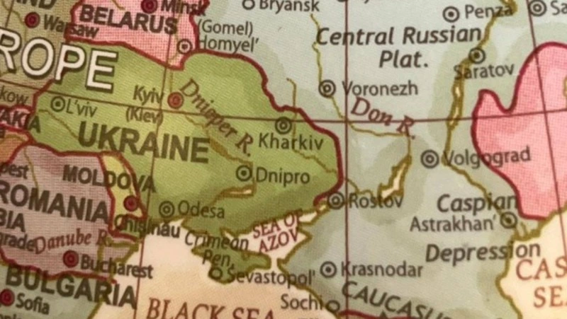 Корейский дипломат подарил сахалинцам глобус, где Крым — это Украина