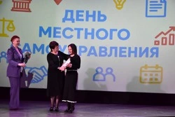Долинских муниципальных служащих наградили в честь профессионального праздника