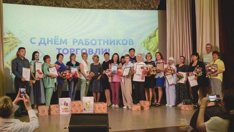 В Долинске отметили День работника торговли