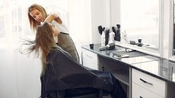 Лунный календарь стрижек на февраль 2025 года: лучшие дни для смены образа    