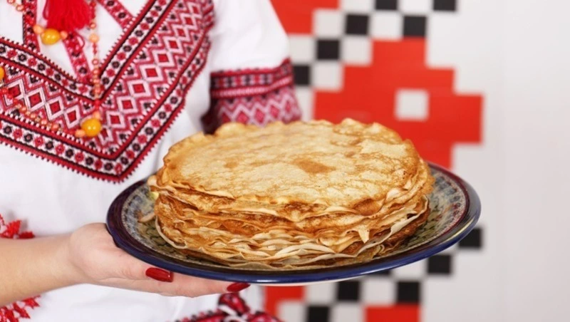 На молоке, кефире и для худеющих: готовим блины на Масленицу 2025