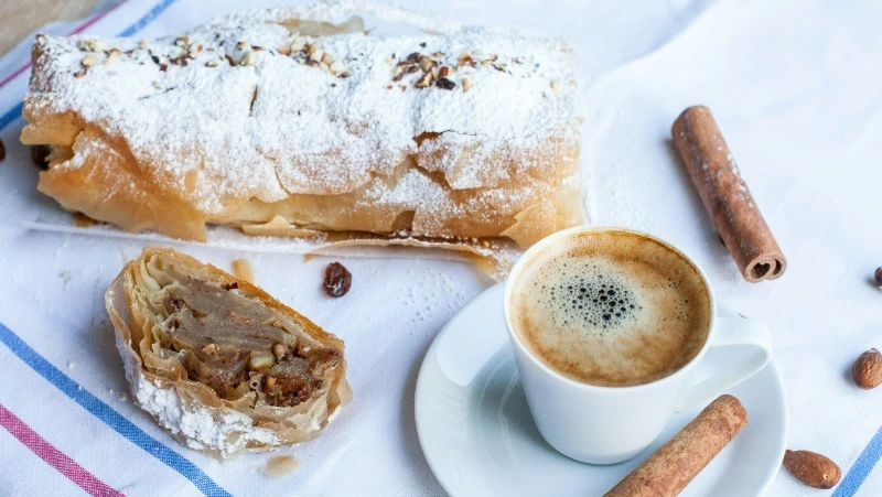 Если остались куски лаваша: простой рецепт яблочного штруделя  