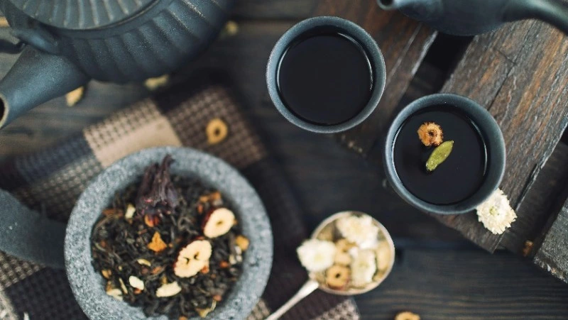 Этот напиток улучшит состояние кожи и очистит организм: чай из крапивы и шиповника   