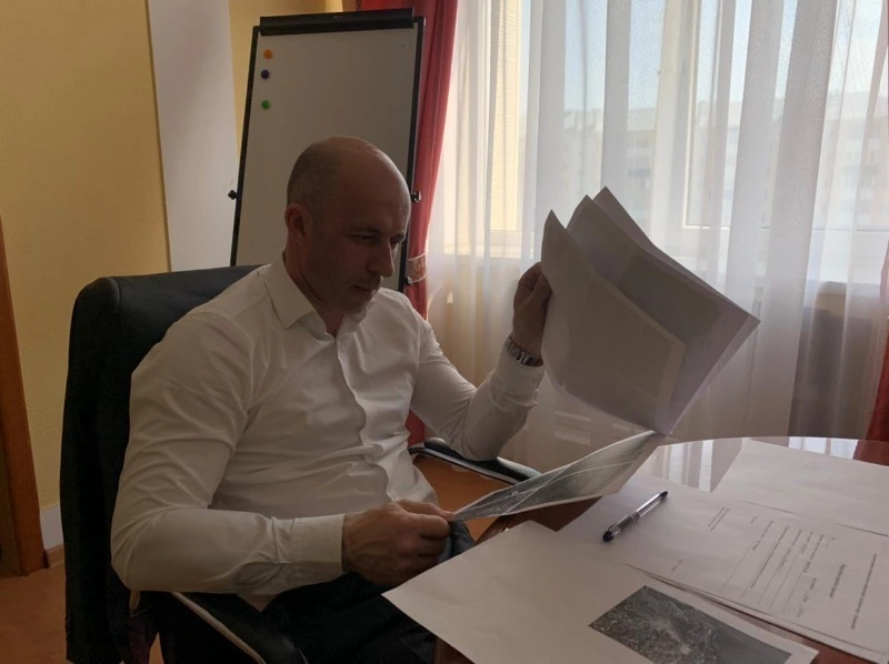 Жилищные и земельные вопросы долинцы решают вместе с мэром