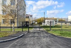 В Долинске благоустраивают парковку у здания стоматологии 