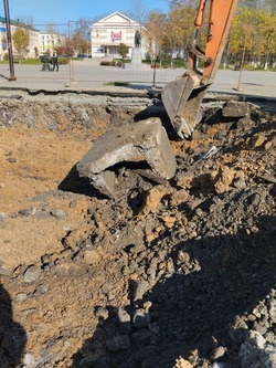 Строители обнаружили клад, раскопав улицу в Долинске