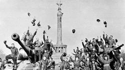 Жители Долинского района поделились своими мыслями о том, как Победа связывает поколения