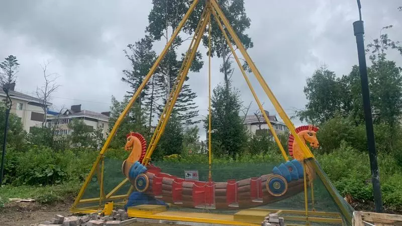 В парке Дружбы началась установка аттракционов