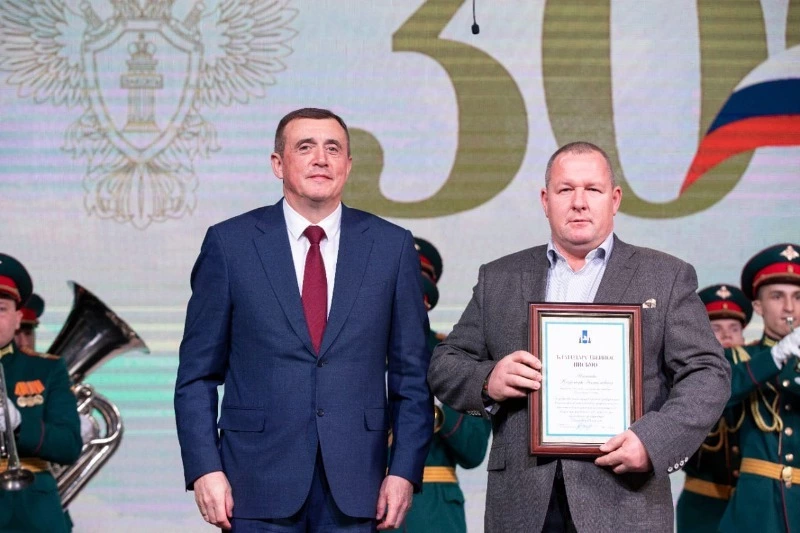 Губернатор наградил сотрудников долинской прокуратуры