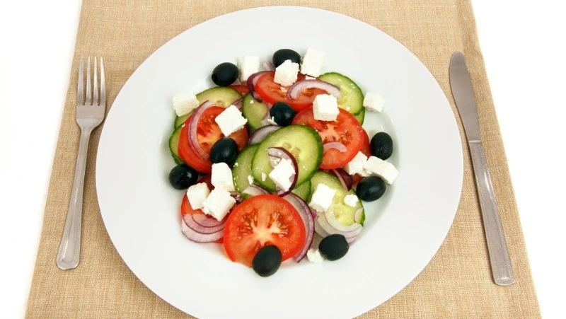 Этот салат — витаминная бомба: легкий рецепт греческого салата 
