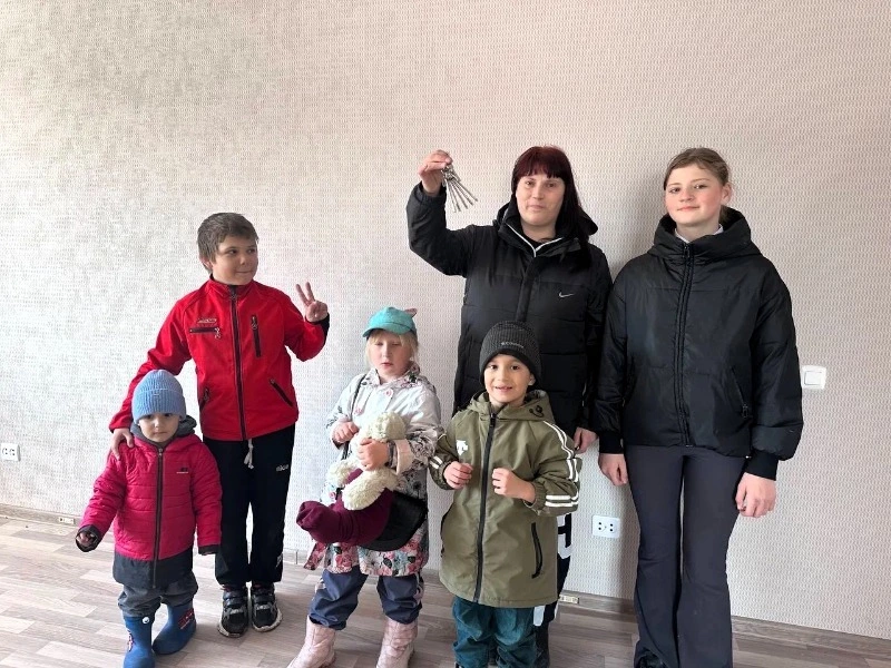 Семье Позяевых вручили ключи от новой квартиры