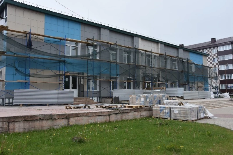 В Стародубском ремонтируют фасад дома культуры