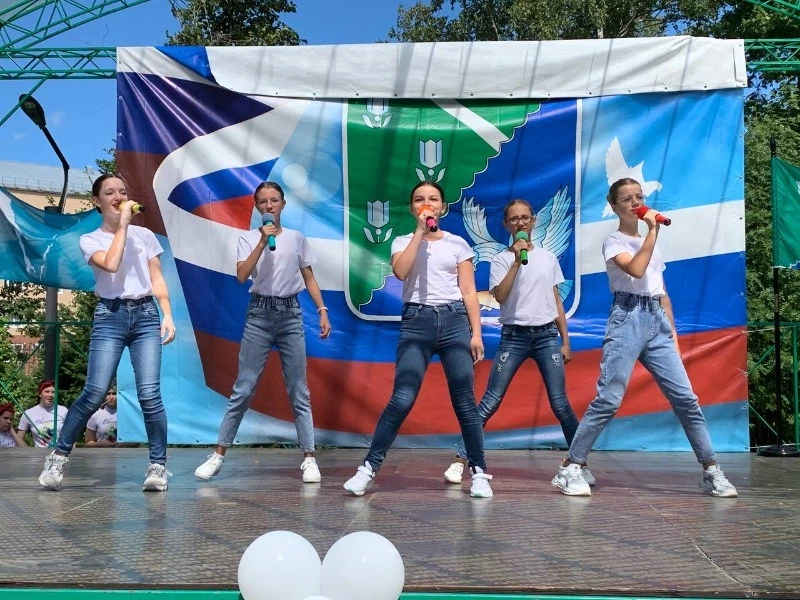 В Долинске отметили День флага России