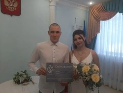 При регистрации брака молодоженам дарят медицинский сертификат 