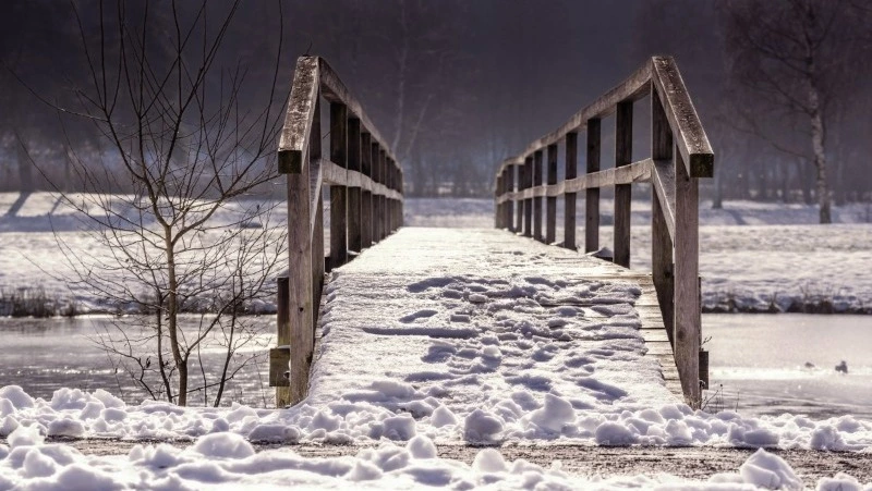 Народные приметы на 13 декабря 2024: почему пекли пирог и «слушали» воду в Андреев день 