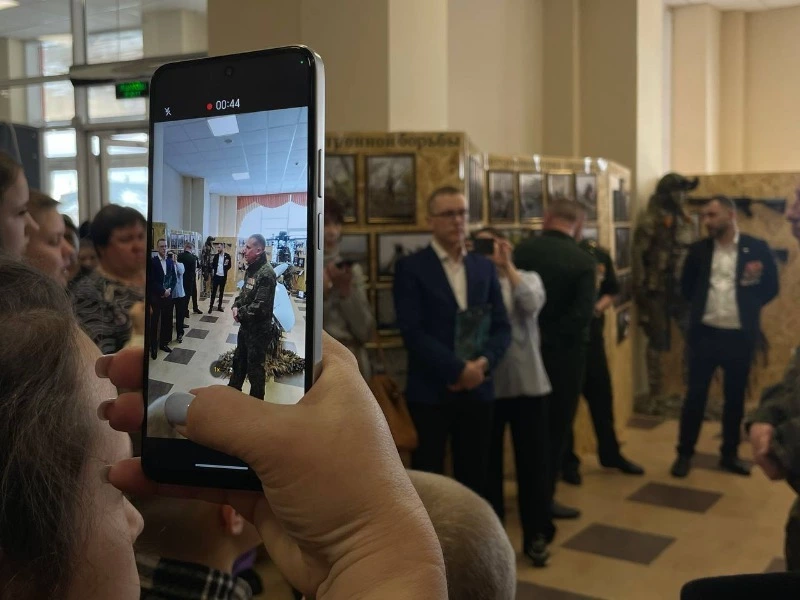 В Долинске открылась передвижная выставка музея СВО «Защищаем СВОих»