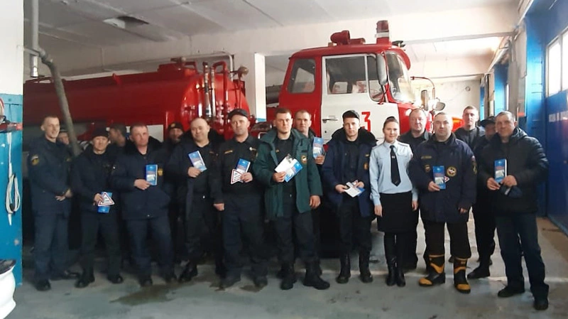 Инспектор ГИБДД провела профилактическую беседу с сотрудниками долинской пожарной охраны