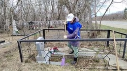 В Долинском районе к Дню Победы приводят в порядок кладбища  