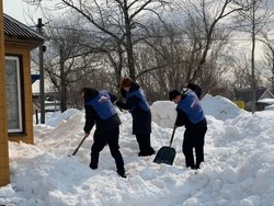 Активисты Молодой Гвардии расчистили территорию частного дома в Долинске