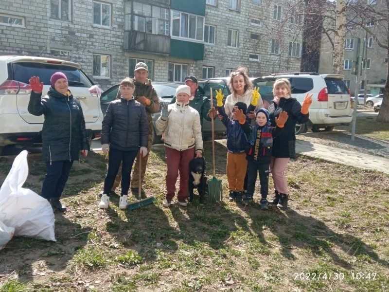 Жильцы многоэтажки в Долинске дружно навели порядок в своём дворе
