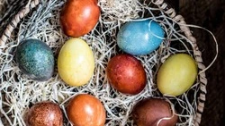Оригинально и безопасно: как покрасить яйца на Пасху натуральными продуктами 