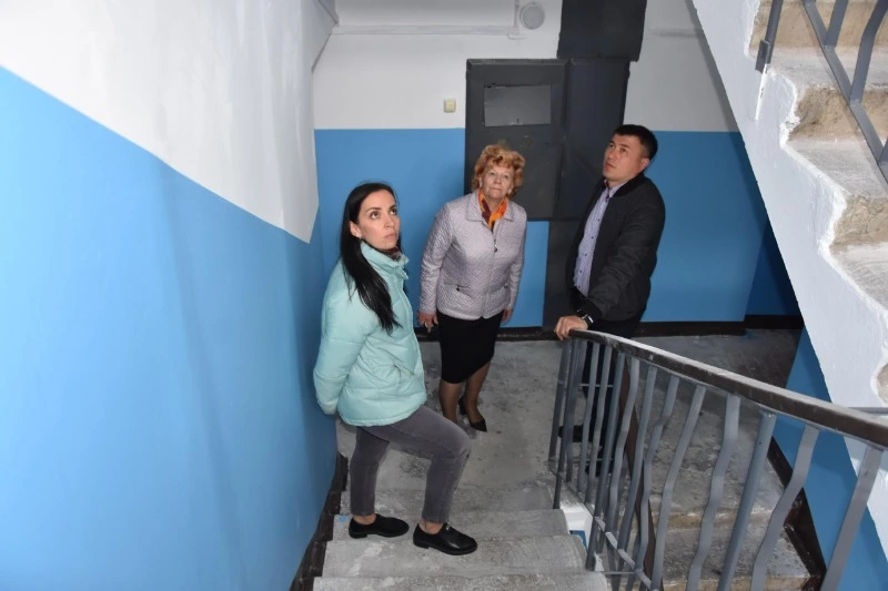 Долинские партийцы проверили, как ремонтируют подъезды