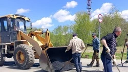 На дорогах Долинского района продолжаются ремонтно-восстановительные работы  