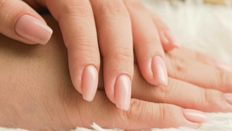 Денежный маникюр на январь 2025: какие цвета и дизайны притянут богатство