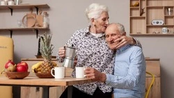 День пожилых людей 2024: история и традиции праздника, что подарить     