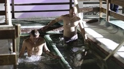 Когда купаться в проруби на Крещение и набирать святую воду?   
