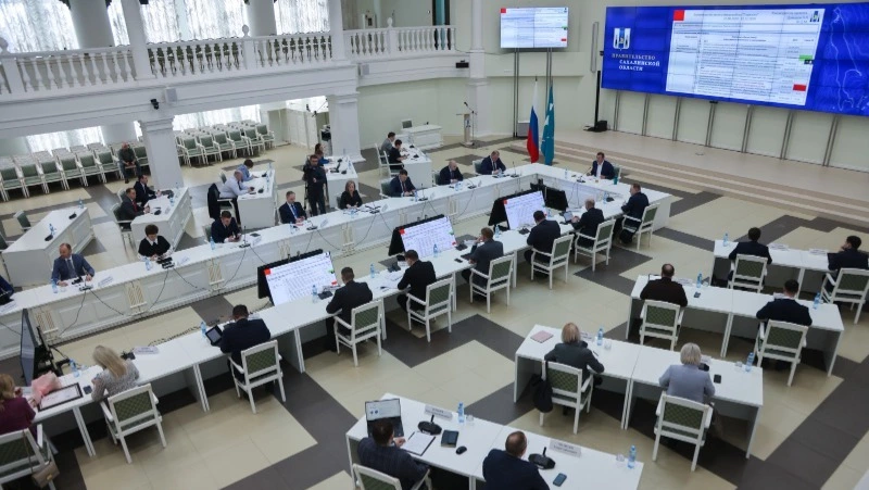 Валерий Лимаренко поручил усилить меры по борьбе с наледью на крышах жилых домов