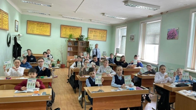 Школьникам Долинска рассказали о дорожных ловушках и «слепых» зонах 