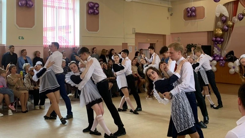 Для выпускников 11-х классов Долинского района прозвенел последний звонок