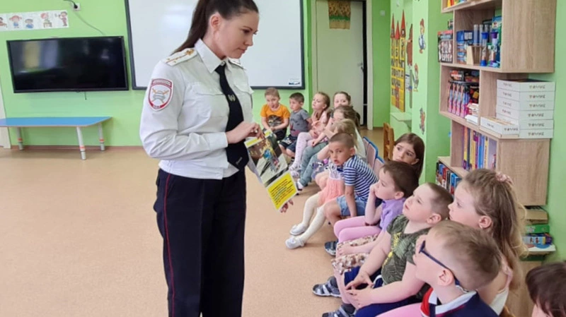 Автоинспектор рассказала воспитанникам детсада «Улыбка» о правилах перехода дороги на светофоре