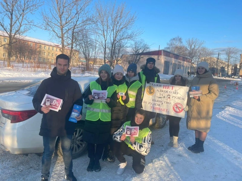 Дети Долинска просят водителей не пить за рулём