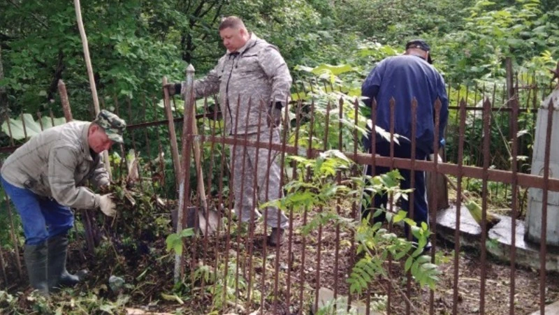 В селе Сокол благоустраивают могилы ветеранов