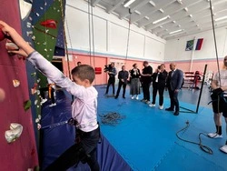 Углезаводские скалолазы приняли на своём скалодроме областные соревнования 