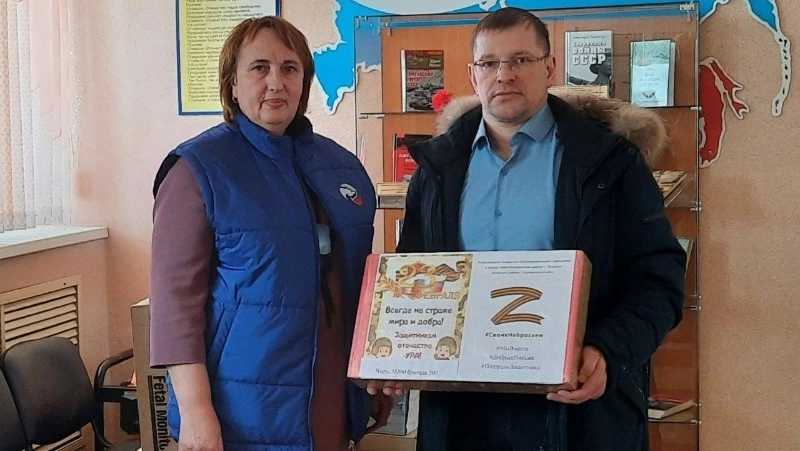 За три дня долитнцы собрали десяток коробок с гуманитарной помощью фронту