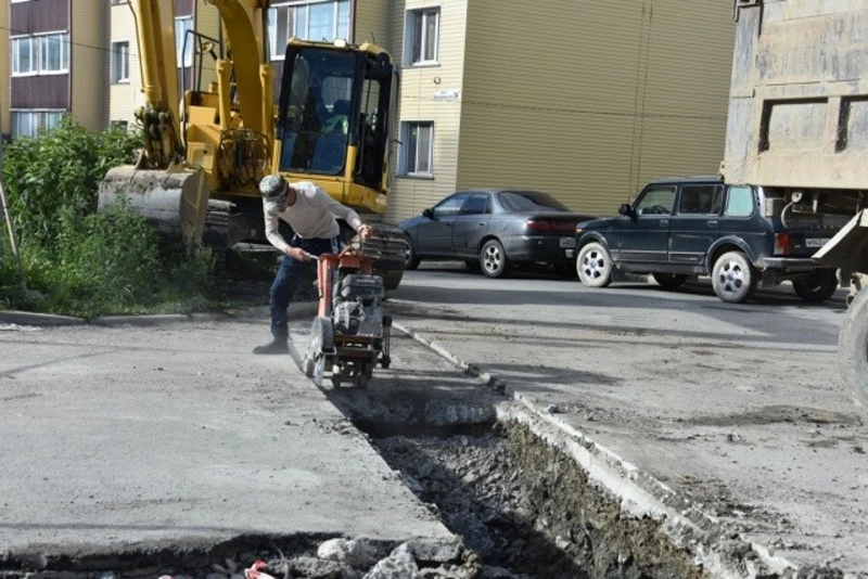 Двор на Комсомольской благоустраивают по федеральной программе