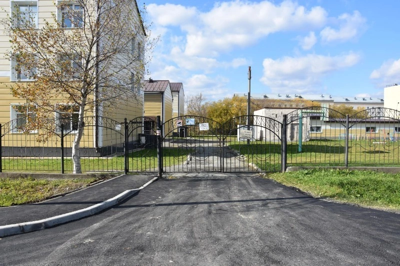 В Долинске благоустраивают парковку у здания стоматологии 