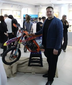 В долинском музее открылась выставка Владислава Володченко «Мир мотокросса в кадре»