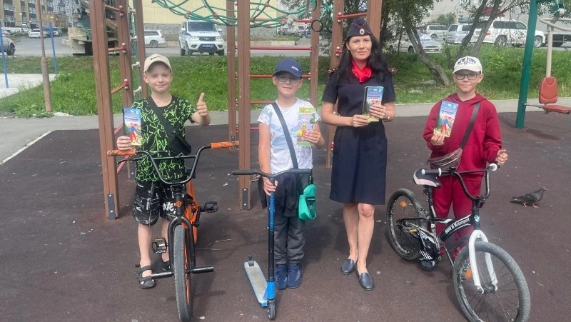 Долинские автоинспекторы провели ряд мероприятий на детских площадках города