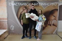 Молодые родители теперь получают подарки при выписке из роддома 