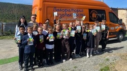 Долинская Госавтоинспекция с «Лабораторией безопасности» провели урок для школьников с. Взморье