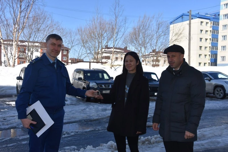 Три семьи очередников получили долгожданные квартиры в Долинске 
