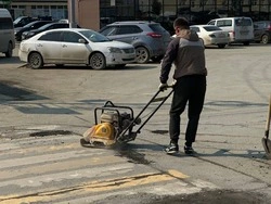 В Долинске приступили к устранению дефектов уличной дорожной сети